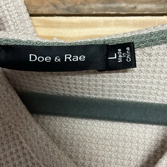 Doe & Rae size large green and cream color hooded waffle knit long sleeve top - Picture 3 of 7